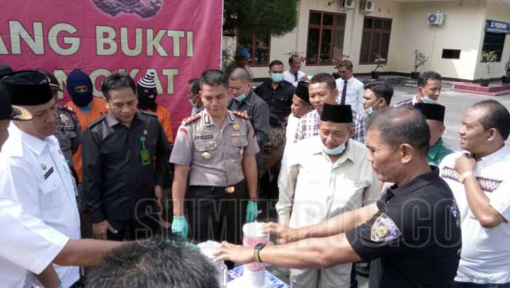 Foto: BAMBANG/SUMUT POS BLENDER: Kapolres Langkat AKBP Dede Rojudin didampingi Forum Komunikasi Pimpinan Daerah (Forkopimda) memblender sabu dan ekstasi di halaman Mapolres Langkat, Rabu (20/8).