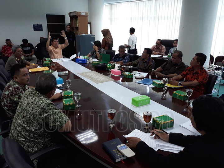 Foto:  PRAN HASIBUAN/SUMUT POS  RDP: Ahmad Arif (tengah) memimpin RDP terkait puluhan bangunan di Jalan Punak berdiri tanpa SIMB, Kamis (31/8).