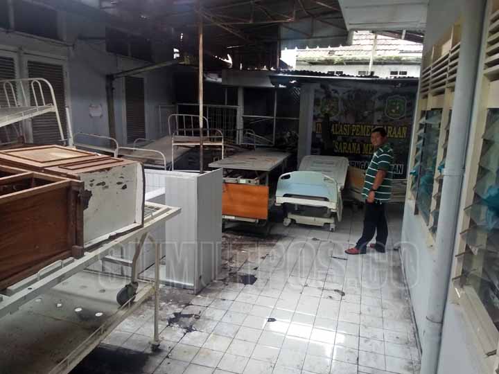 Foto: PARLINDUNGAN/Sumut Pos Tumpukan Barang Bekas disimpan dalam ruangan pasien rawat inap RSUD dr Pirngadi Medan, Senin (11/9).