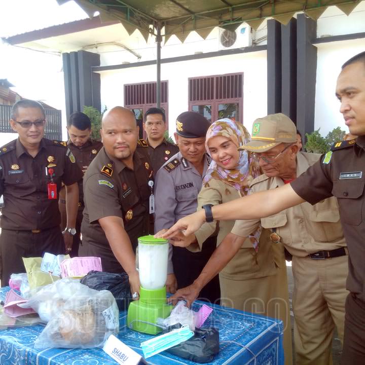 Foto: Hendrik/Sumut Pos Cabjari Deliserdang di Labuhandeli membelnder sabu-sabu dalam pemusnahan barang bukti, Senin (25/9).