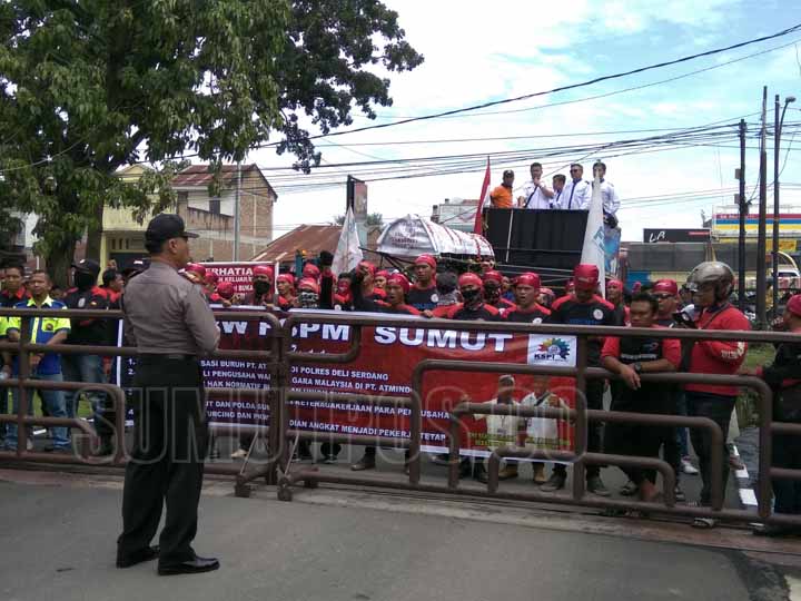 Foto: Diva Suwanda/Sumut Pos ORASI: Puluhan massa dari Federasi Serikat Pekerja Metal Indonesia (FSPMI) Sumatera Utara dan Aliansi Pekerja Buruh Bersatu Deliserdang (PBB DS) berorasi di Mapoldasu, Rabu (27/9).