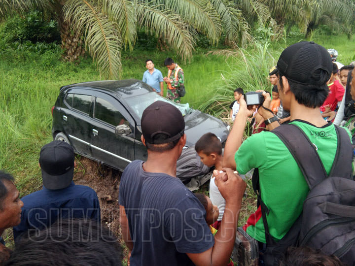 Mobil Agya yang ditabrak kereta api.