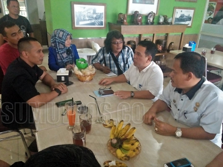 Foto: Parlindungan/Sumut Pos Dinas Ketahanan Pangan Kota Medan bersama Balai Besar Pengawas Obat dan Makanan (BBPOM) Medan, mendatangi Rumah Makan Sederhana di Jalan Patimura, Rabu (6/9) pagi.