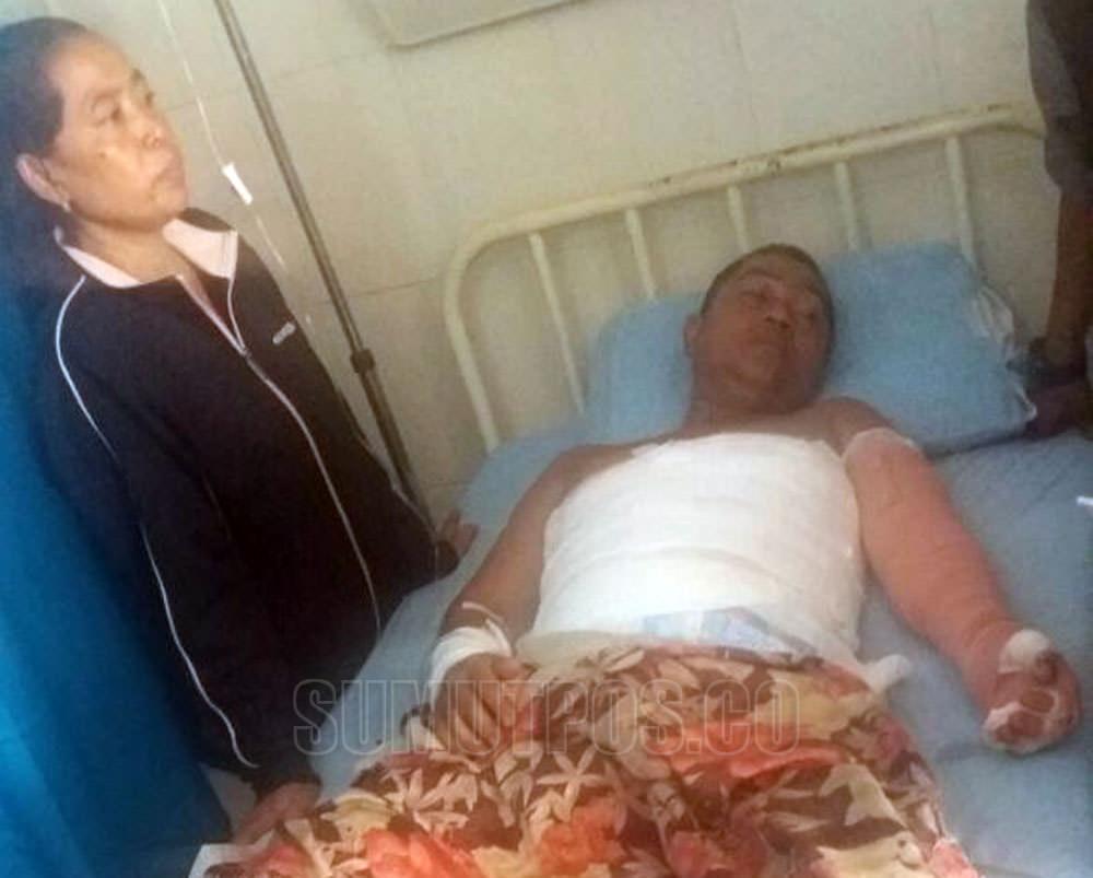 Seorang ibu rumah tangga membakar seorang pria yang sedang duduk di warung kopi di Jalan Titi Pahlawan, Gang Mekar, Kel. Labuhandeli, Medan Marelan, hingga si pria, ?M Syahyani menjalani perawatan serius di RSU Adam Malik Medan, Jumat (8/9).