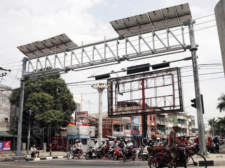 /SUMUT POS - Pengendara berhenti dibawah trafficc light tenaga surya di persimpangan di Jalan Juanda Medan, belum lama ini . tentang pemasangan ribuan close circuit television elektronik (e-CCTV) atau kamera perekam elektronik di sejumlah persimpangan dan