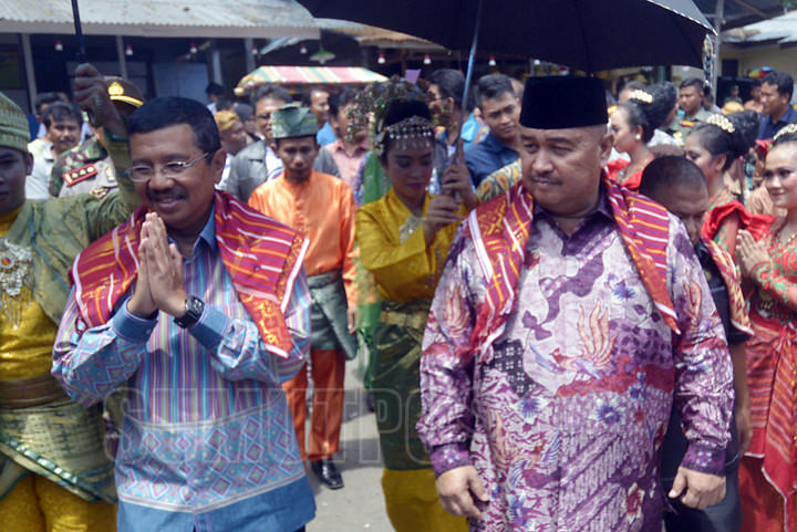 Foto: Andika/Sumut Pos HT Erry Nuradi (kiri) dan Ngogesa Sitepu saat disambut dengan cara adat di Langkat beberapa waktu lalu.