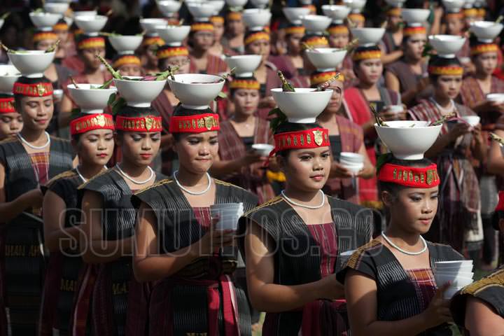 AMINOER RASYID/SUMUT POS Ratusan penari menampilakn tarian Tor-Tor Cawan pada pembukaan Festival Danau Toba di Kabupaten Toba Samosir, Sumatera Utara, Rabu (17/9).  Festival yang dilaksanakan dari tanggal 17 hingga 21 September dalam rangka memperkenalkan