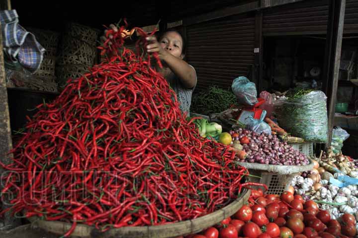 Foto: SUTAN SIREGAR/SUMUT PO Pedagang merapikan sayuran yang didagangkan di Pusat Pasar Medan, Kamis (23/6) Pedagang mengatakan harga cabai masih stabil.