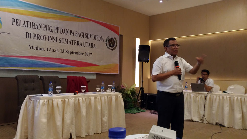 Foto: Dame/SUMUTPOS.CO Sekjen PWI Pusat, Hendry CH Bangun, memberi materi kepada peserta Pelatihan Pengarusutamaan Gender (PUG) serta Pemberdayaan Perempuan dan Perlindungan anak, di Medan, Selasa (12/9/2017)