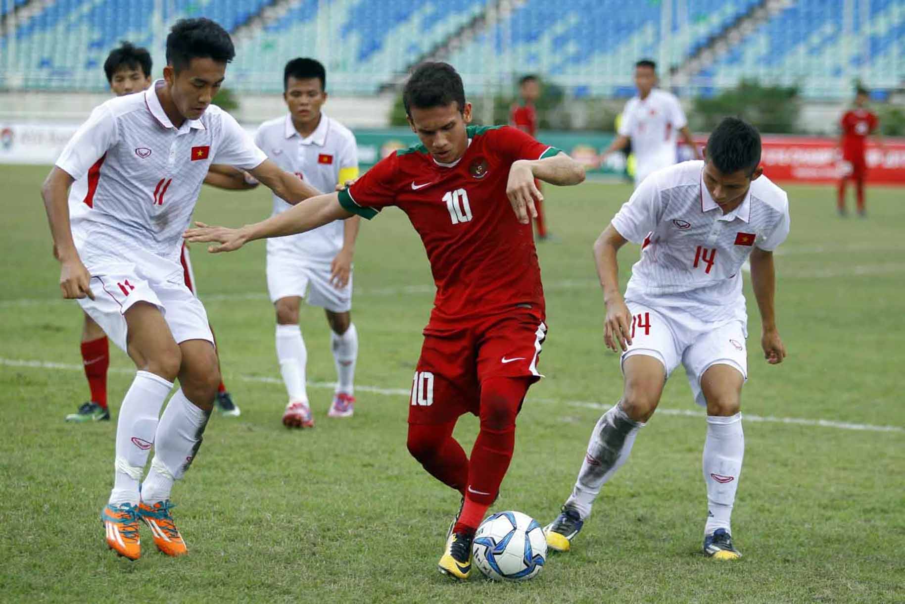 Egy Maulana Vikri pemain timna U-19 Indonesia saat beraksi melawan timnas U-18 Vietnam pada laga penyisihan grup B yang berlangsung di Thuwunna Stadium, Yangon, Myanmar. Skor akhir timnas U-18 Vietnam berhasil menang dengan skor 3-0. (11/9). Foto: Dika Ka