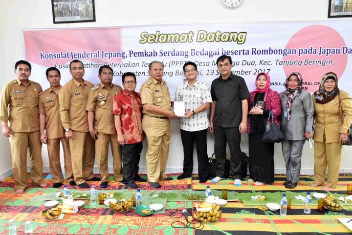 Foto: KOMINFO SERGAI FOR SUMUT POS CENDERA MATA: Bupati Sergai Ir H Soekirman didampingi Wabup Darma Wijaya memberikan cenderamata kepada Konsul Muda Konjen Jepang, Daiki Yokoyama, Selasa (19/9).