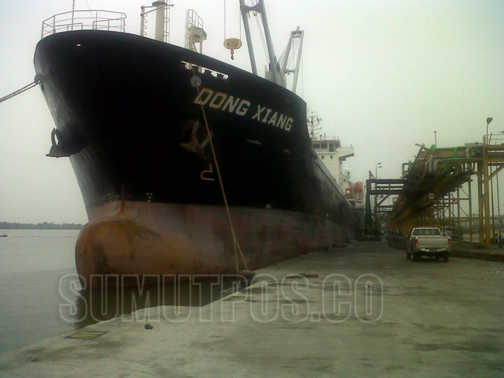 Foto: sumut pos/fachrul rozi  Sandar : Kapal pengangkut barang sandar di dermaga pelabuhan Belawan.  Akibat pipa air bersih pecah, distribusi air ke kapal terhenti.