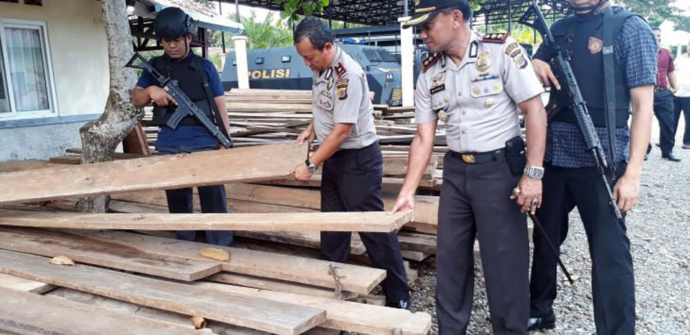Petugas menyita 295 batang dengan ukuran bervariasi diperkirakan sekira 10 kubik, dari kawasan Gampong Kabu Tunong, Kec. Seunagan Timur, Nagan Raya itu, Aceh.
