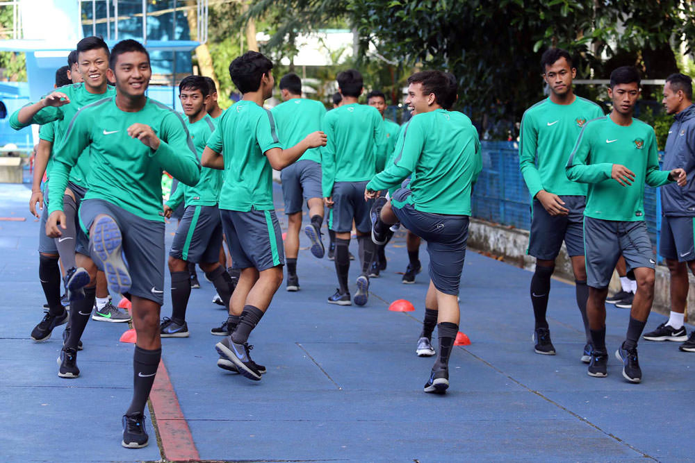 Foto: Dika Kawengian/Jawapos Skuad Timnas Indonesia U-19 saat berlatih ringan untuk persiapan laga semifinal melawan Thailand hari ini, (15/9) di halaman Olympic Hotel, Yangon, Myanmar. (14/9).