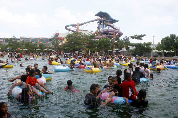 Foto: TRIADI WIBOWO/SUMUT POS Seorang pengunjung melakukan foto selfie di wahana bermain Wonder Water World di komplek CBD Polonia, Mingu (3/9). Mengisi libur sejumlah tempat wisata ramai di kunjungi warga.