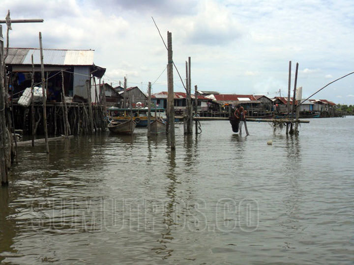 Foto: sumut pos/fachrul rozi Seorang nelayan memperbaiki jaring penangkap ikan dikawasan Kampung Nelayan Seberang Kelurahan Belawan I Kecamatan Medan Belawan, Minggu (14/10) kemarin.