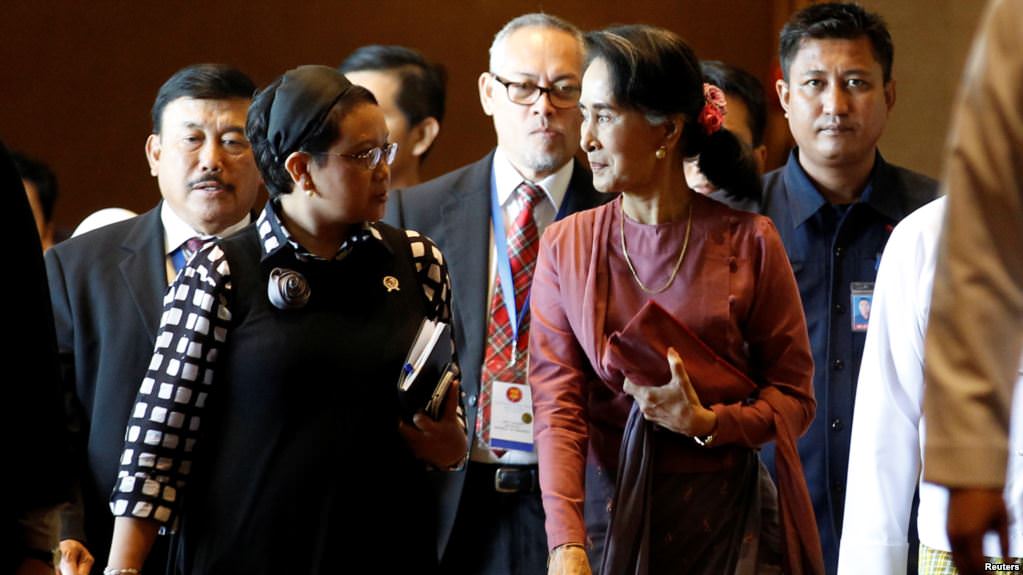 Foto: Dok VOA Menlu RI Retno Marsudi (kiri) dan Aung San Suu kyi (kanan) saat menghadiri pertemuan Menlu ASEAN terkait isu Rohingya, di Yangon, Myanmar 19 Des 2016.