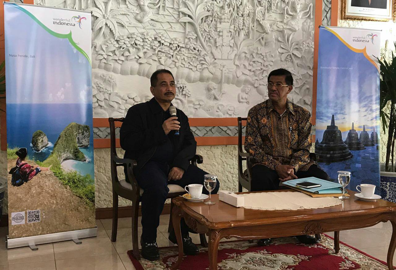 Menteri Arief meminta kepada Dubes RI untuk Kerajaan Thailand, Ahmad Rusdi untuk mempelajari secara khusus pariwisata Thailand, khususnya dalam menangani keamanan, kuliner, street food dan homestay, dalam pertemuan di Kantor KBRI Bangkok, 28 September 201
