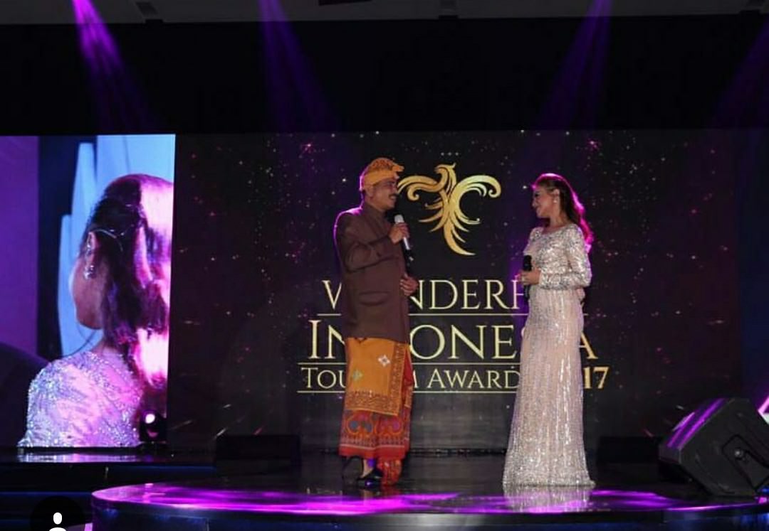 Tampil dengan gaun putih dengan pernak pernik berlian yang anggun, Rossa mengajak Menpar Arief Yahya mendampingi untuk duet membawakan lagu