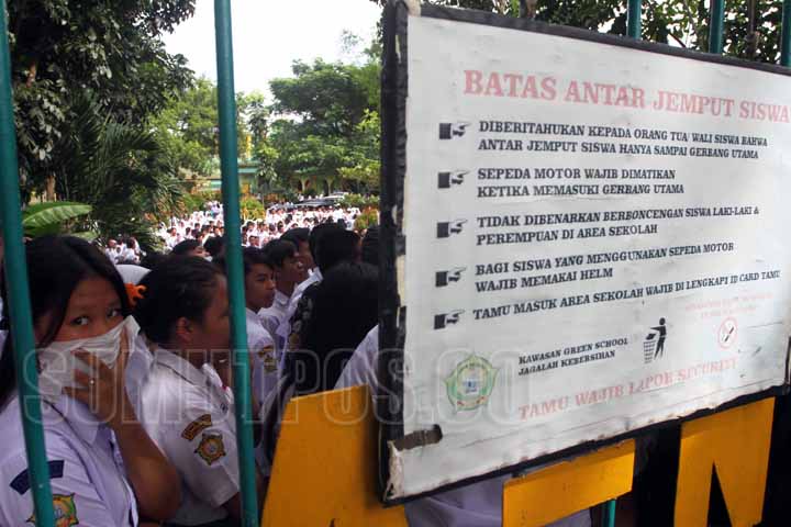 TRIADI WIBOWO/SUMUT POS_ DEMO PELAJAR: Ratusan siswa kelas XI dan kelas XII SMAN 13 Medan,  mendadak mogok belajar dan berhamburan keluar dari ruang kelas di Jalan Brigjen Zein Hamid, Titi Kuning, Rabu (14/9). Ratusan siswa tersebut lalu berkumpul di area