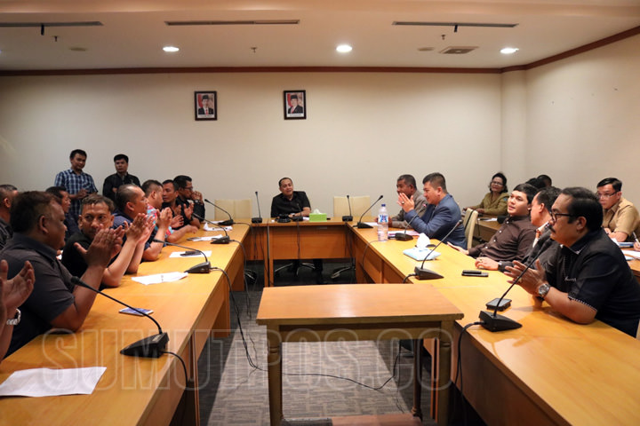 Foto: Andika/Sumut Pos Orang tua siswa