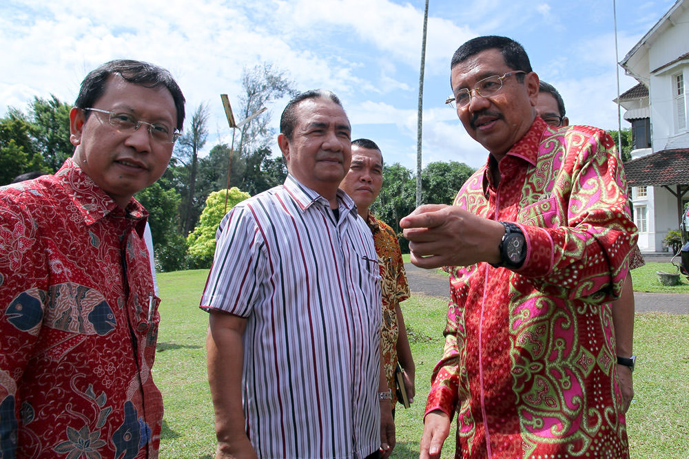 Foto: DISKOMINFO_PROVSU/Khairul_Hifzi Gubsu Dr  Ir Tengku Erry Nuradi, MSi berbincang bersama jajaran direksi PTPN II usai melakukan rapat di Kantor PTP N II, Jumat 22 September 2017.