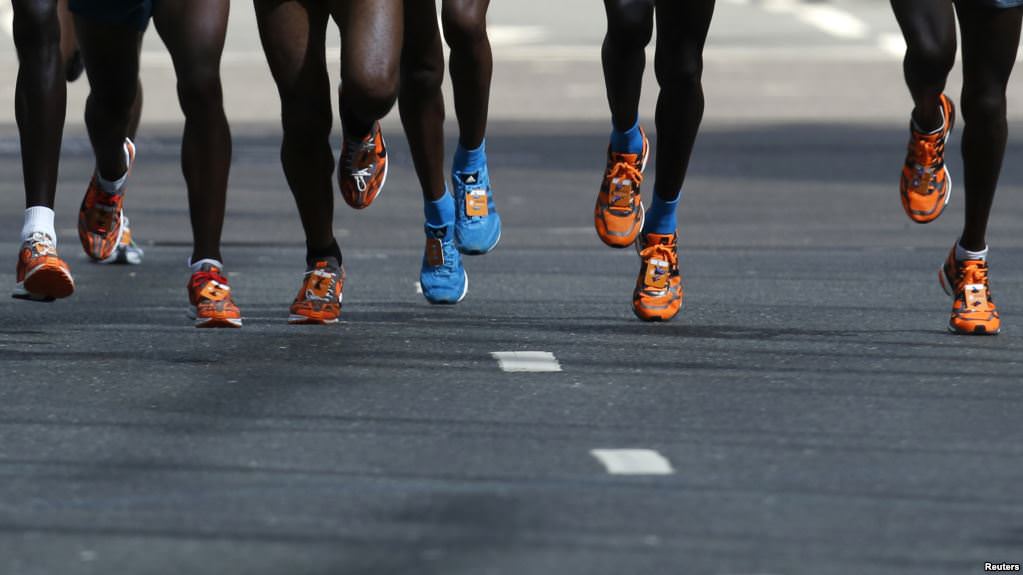 Foto: Dok VOA Para pelari dalam sepatu olahraga berwarna-warni di Maraton London.