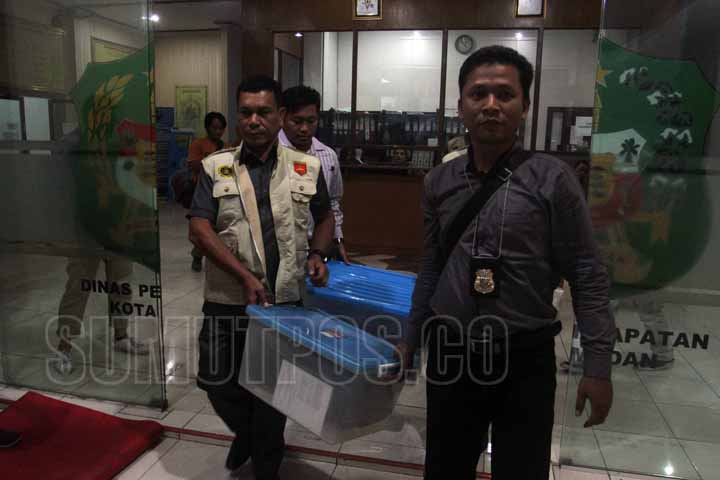 SUTAN SIREGAR/SUMUT POS PENGGELEDAHAN_Petugas Tipikor Polda sumut membawa berkas setelah menggeledah kantor Dinas BPPT kota Medan di Jalan Ah Nasution Medan, Kamis (7/9) Petugas melakukan pengembangan setelah menangkap tangan PNS dinas BPPT tgl 31 agustus