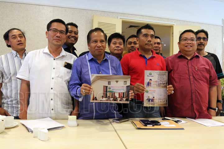 Foto: Doni Hermawan/Sumut Pos Datuk Slamet Feri dsan perwakilan Pengcab/Pengkot PBSI lainnya menunjukkan foto pertemuan di Niagara, Parapat.