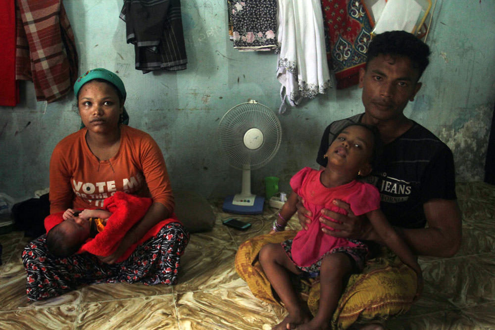 Foto: SUTAN SIREGAR/SUMUT POS Satu keluarga muslim rohingya yang berada di tempat pengungsian Beraspati Jalan Jamin Ginting Medan, Selasa (05/8). Para pengungsi berharap keluarga mereka yang masih tinggal di myanmar selamat dan mereka juga berharap agar k