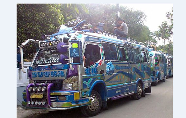 Penumpang duduk di atas bus Sutra, dari Berastagi menuju Kota Medan-Ilustrasi.
