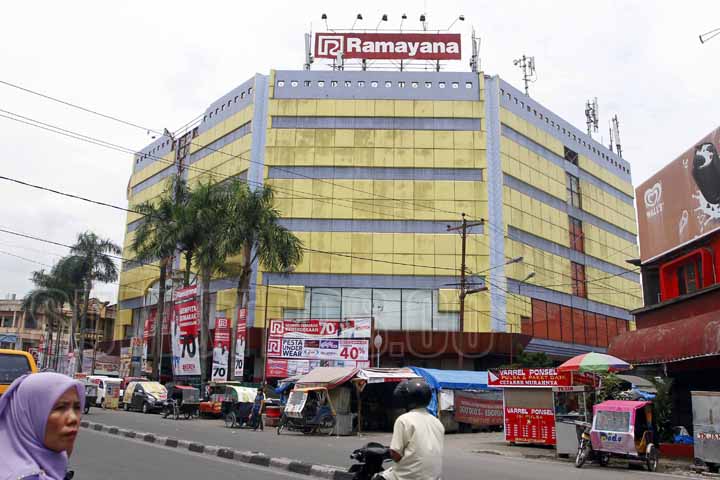 Triadi Wibowo/Sumut Pos Kenderaan melintas di depan Ramayana Yang terletak di dalam gedung pasar Pringgan jalan Iskandar Muda Medan, Kamis (11/8). Pihak pengelola berkeinginan mengembalikan pasar Pringgan ke aset Pemko Medan
