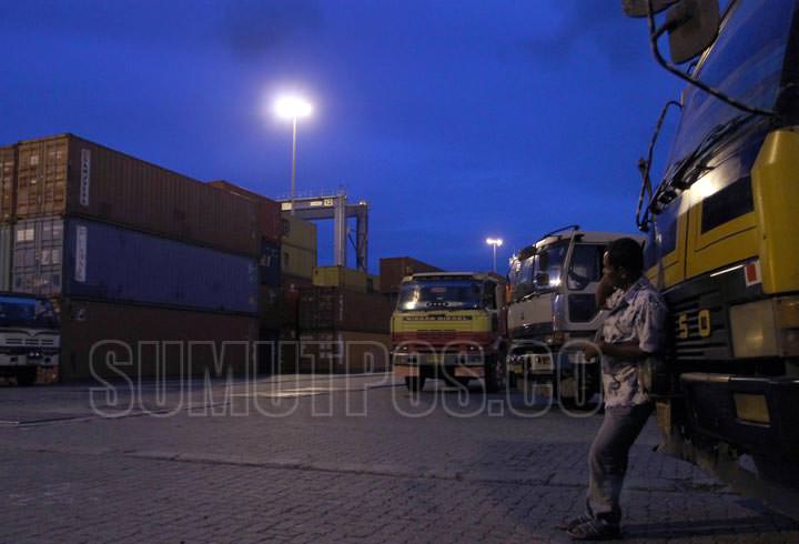 Triadi Wibowo/Sumut Pos Sejumlah supir menunggu antrian bongkar muat peti kemas di BICT Belawan, belum lama ini