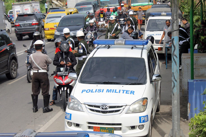 Polisi militer Sub Denpom I/5-2 Binjai  dan Sat Lantas Polres Binjai secara bersama-sama menggelar razia gabungan di Jalan Soekarno Hatta Megawaty Kecamatan Binjai Timur , Rabu (13/9).