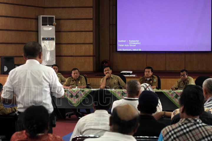 SUTAN SIREGAR/SUMUT POS DINAS PENDIDIKAN_Kepala dinas pendidikan Sumut Arsyad lubis (tengah) mendengarkan pengaduan salah satu orang tua murid SMA negeri 13 di kantor Dinas Pendidikan Sumut Jalan Teuku Cik Ditiro Medan, Senin (11/9) Dinas pendidikan sumut