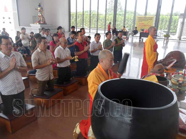 RITUAL ULAMBANA-Para Pengurus dan Anggota Yayasan Sosial Angsapura Medan dan Pengurus TDS Angsapura Tanjung Morawa, antusias mengikuti Ritual Sembahyang Ulambana, Minggu (17/9).