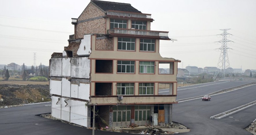 Rumah paku tersebut berdiri di pembangunan jalan. Hal tersebut membuat jalan yang melintasi bangunan itu menjadi lebih sempit -- dari empat jalur menjadi dua.