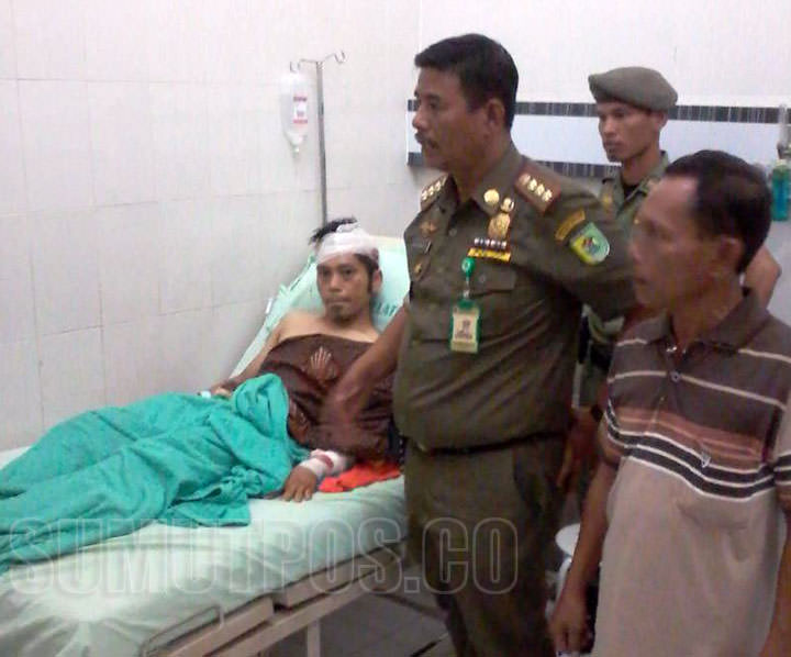 Foto: SURYA HASIBUAN/SUMUT POS KRITIS: Anggota Satpol PP Sergai Deni Effendi Markus Tamba mendapat perawatan medis di RSU Melati Perbaungan, Kamis (28/9).