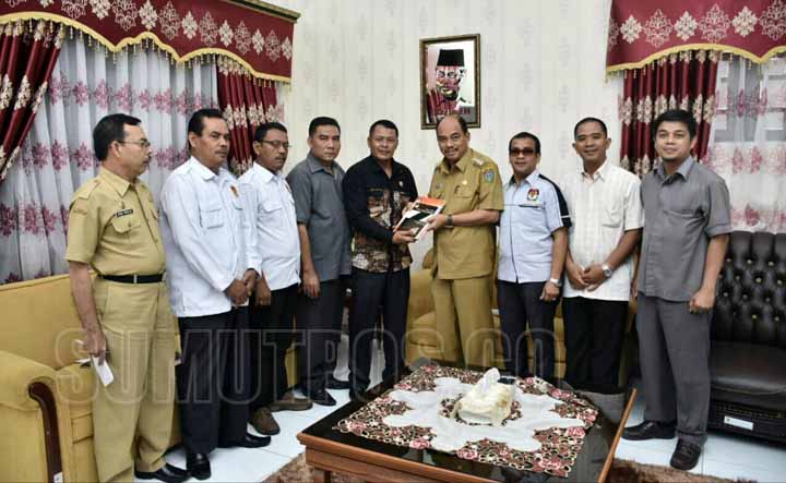 Foto: Sopian/Sumut Pos  TERIMA: Wali Kota Tebingtinggi H Umar Zunaidi Hasibuan ketika menerima Laporan Pertanggungjawaban dana hibah Pilkada Tebingtinggi dari ketua KPU Kota Tebingtinggi, Abdul Khair.