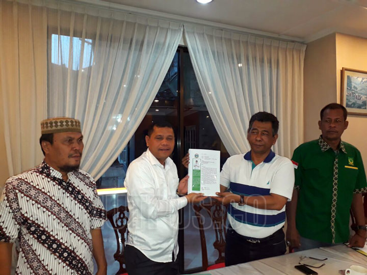 Balon Gubsu Sahril Tumanggor menyerahkan berkas dukungan persyaratan cagubsu kepada ketua DPW PBB, Awaluddin Sibarani, dirumah makan Famili, Jalan Sisingamangaraja, Rabu (6/9).