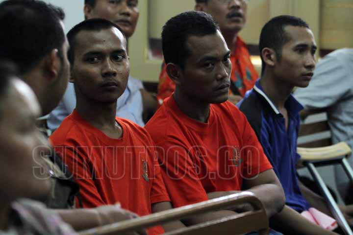 SUTAN SIREGAR/SIREGAR SIDANG_Tersangka kasus pembunuhan sekeluarga di mabar andi syahputra (kiri) bersama andi lala (tengah) dan Roni (kanan) dihadirkan dalam persidangan di Pengadilan Negeri Medan, Rabu (30/8) ketiganya menjalani sidang perdana di pengad