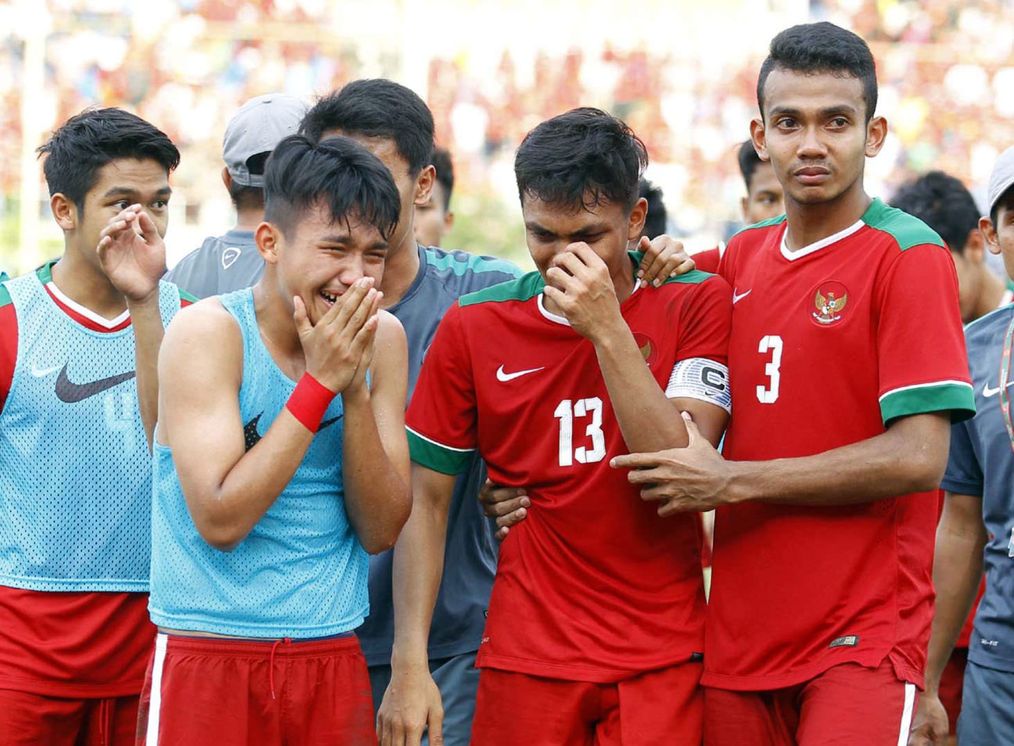 Foto: Dika Kawengian/Jawapos Ekspresi kesedihan para pemain timnas U-19 Indonesia setelah kalah di adu pinalti dalam laga semfinal AFF U-18 2017 melawan timnas U-18 Thailand yang berlangsung di Thuwunna Stadium, Yangon, Myanmar. Skor akhir Indonesia kalah
