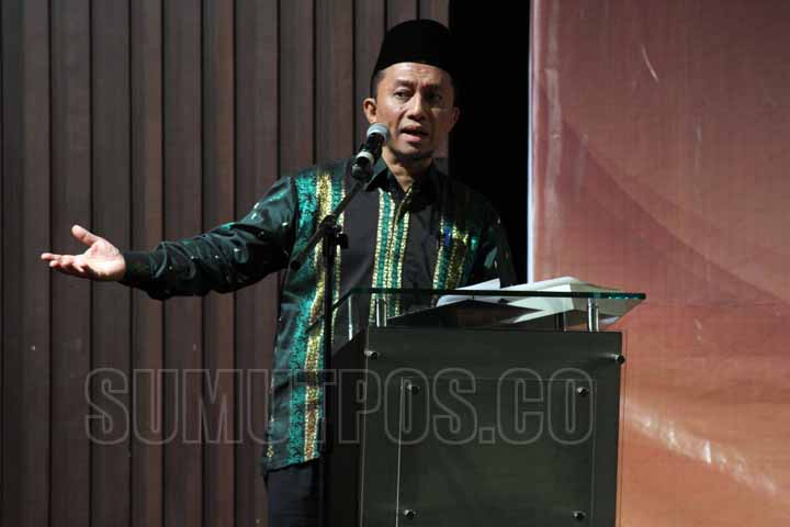 SUTAN SIREGAR/SUMUT POS SILATURAHMI _Tifatul sembiring memberikan kata sambutan saat acara Halal Bi Halal perantuan warga minang di Hotel Grand Mercure Jalan Sutomo Medan, Minggu (23/7)