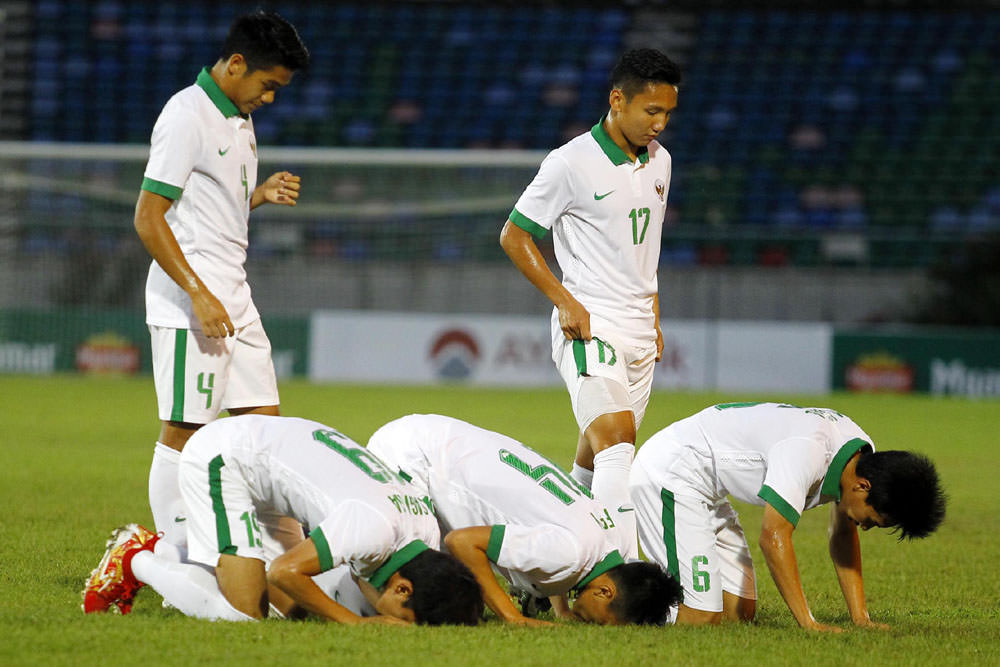 Foto: Dika Kawengian/Jawapos Para pemain Timnas U-19 Indonesia melakukan selebrasi saat melawan timnas U-18 Filipina dalam laga penyisihan grup B piala AFF 2017 yang berlangsung di Thuwanna Stadium, Yangon, Myanmar. Indonesia berhasil menang atas Filipina