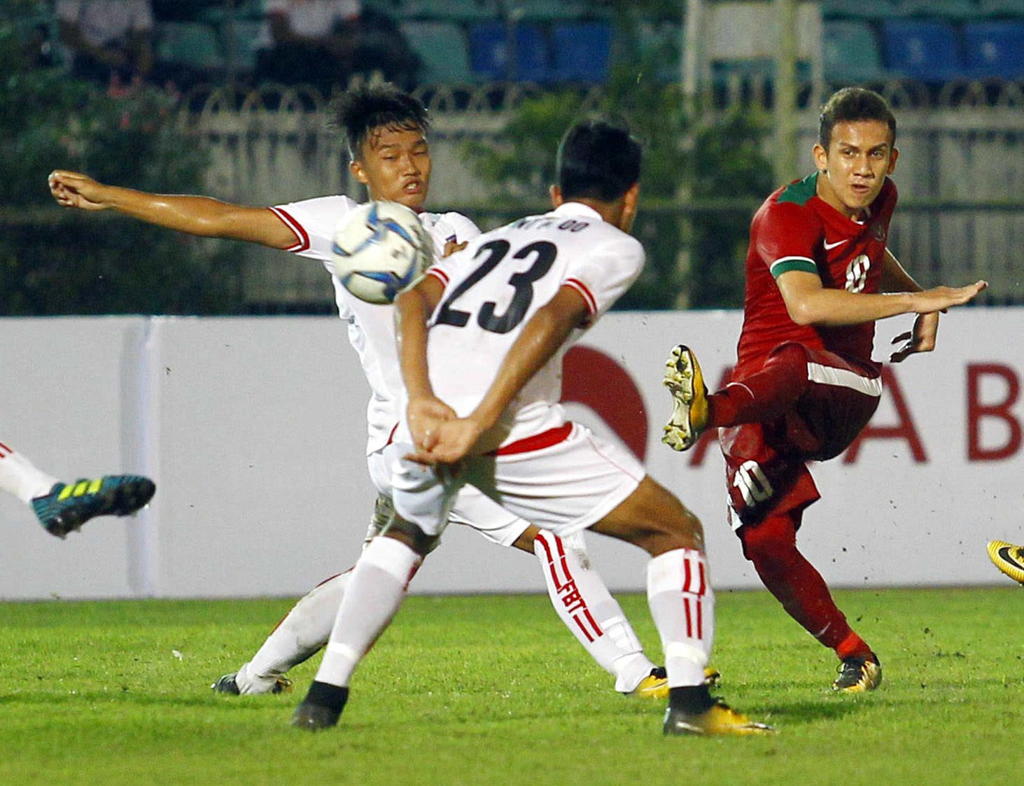 Foto: Dika Kawengian/Jawapos. Pesepak bola Timnas U-18 Indonesia Egy Maulana (kanan) menendang bola ke arah gawang Timnas U-18 Myanmar pada laga penyisihan grup B Piala AFF U-18 2017 yang berlangsung di Thuwunna Stadium, Yangon, Myanmar, Selasa (5/9). Tim