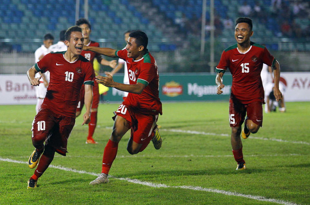 Foto: Dika Kawengian/Jawapos. Pesepak bola Timnas U-18 Indonesia Egy Maulana (kiri) melakukan selebrasi bersama Asnawi M. Bahar (tengah) dan Saddil Ramdani setelah mencetak gol keduanya ke gawang Timnas U-18 Myanmar pada laga penyisihan grup B Piala AFF U