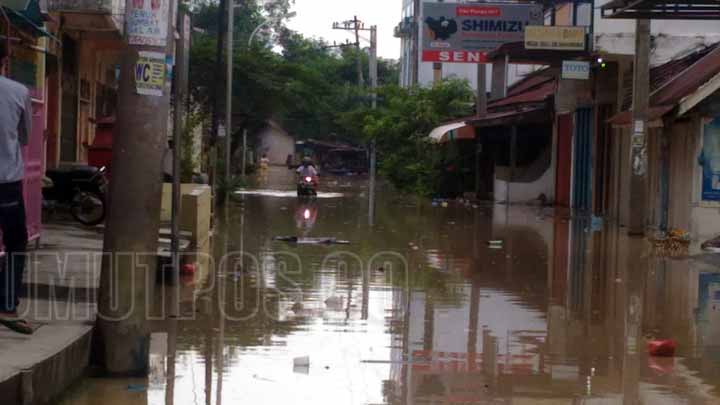 Foto: SOPIAN/Sumut Pos  TERGENANG AIR: Salah satu lokasi di Kelurahan Badak Bejuang dan Pasar Mini Kota Tebingtinggi yang digenangi air akibat drainase yang tersumbat saat hujan deras, belum lama ini.