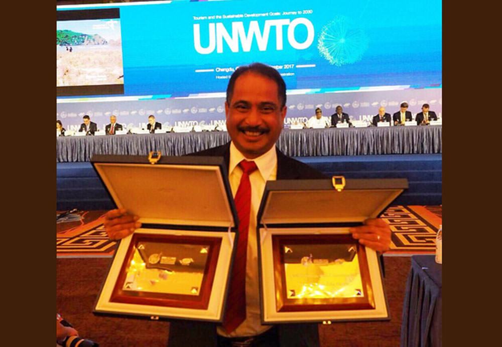 Foto: ARSIP KEMENTERIAN PARIWISATA Menteri Pariwisata Arief Yahya memegang penghargaan video pariwisata Indonesia dalam lomba video pariwisata yang digelar oleh UNWTO di Chengdu, China.