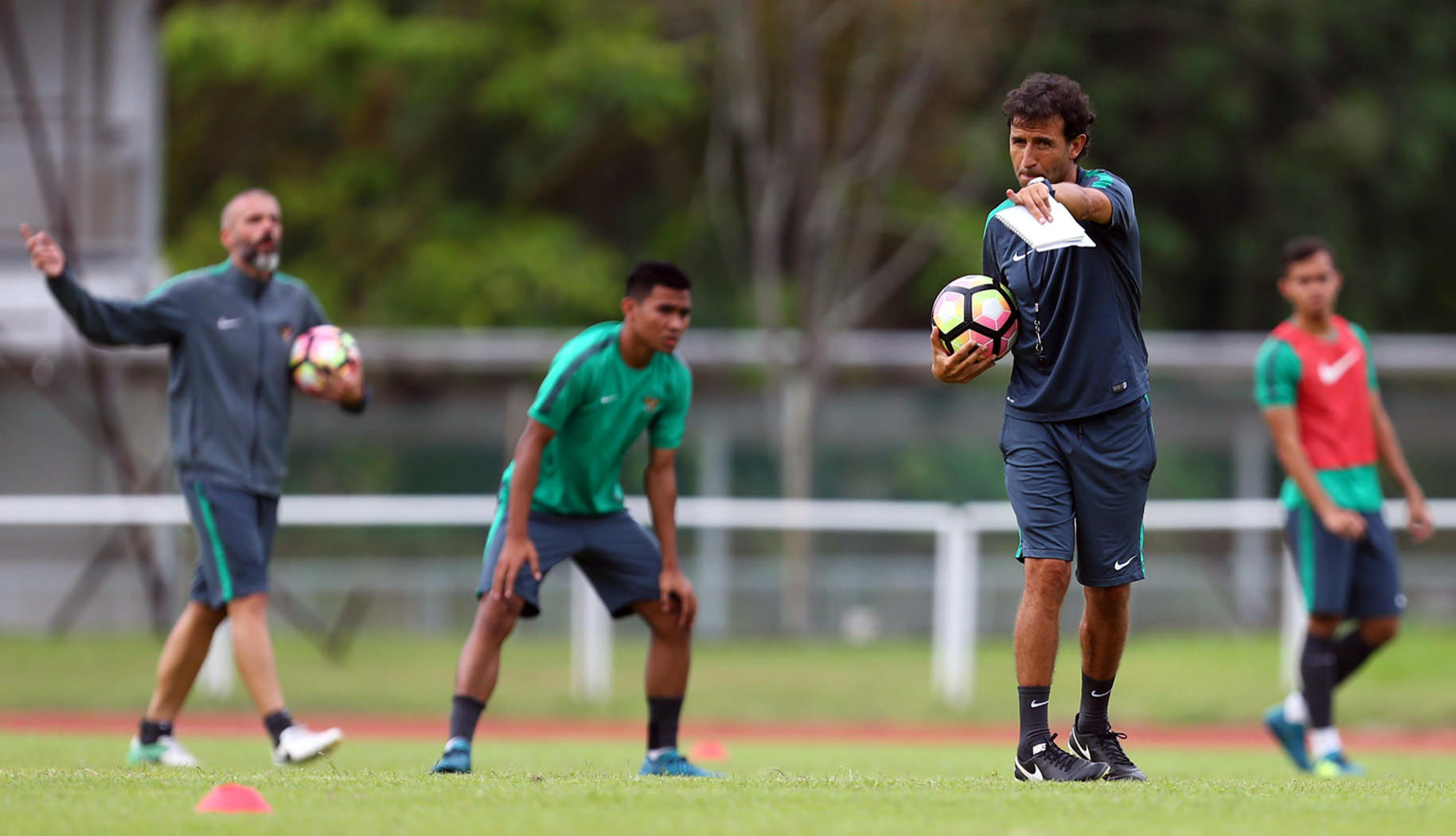 Pelatih Timnas U-22 Luis Milla memberikan instruksi saat berlatih di Stadion UKM, Kuala Lumpur, Malaysia, Minggu (13/8/17). Timnas akan melakoni partai perdana Grup B Sea Games Kuala Lumpur kontra Thailand di Stadion Shah Alam, Selasa, (15/08/17). FOTO: H