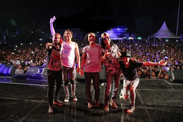 Slank nge-rock di crossborder Atambua. Semua lagu-lagu hits mereka dinyanyikan dengan sangat keren. ‘Virus’ Wonderful Indonesia juga ikut ditebar di hadapan 50 ribu pengunjung yang memadati Lapangan Umum Simpang Lima, di jantung kota Atambua, Belu, NTT.